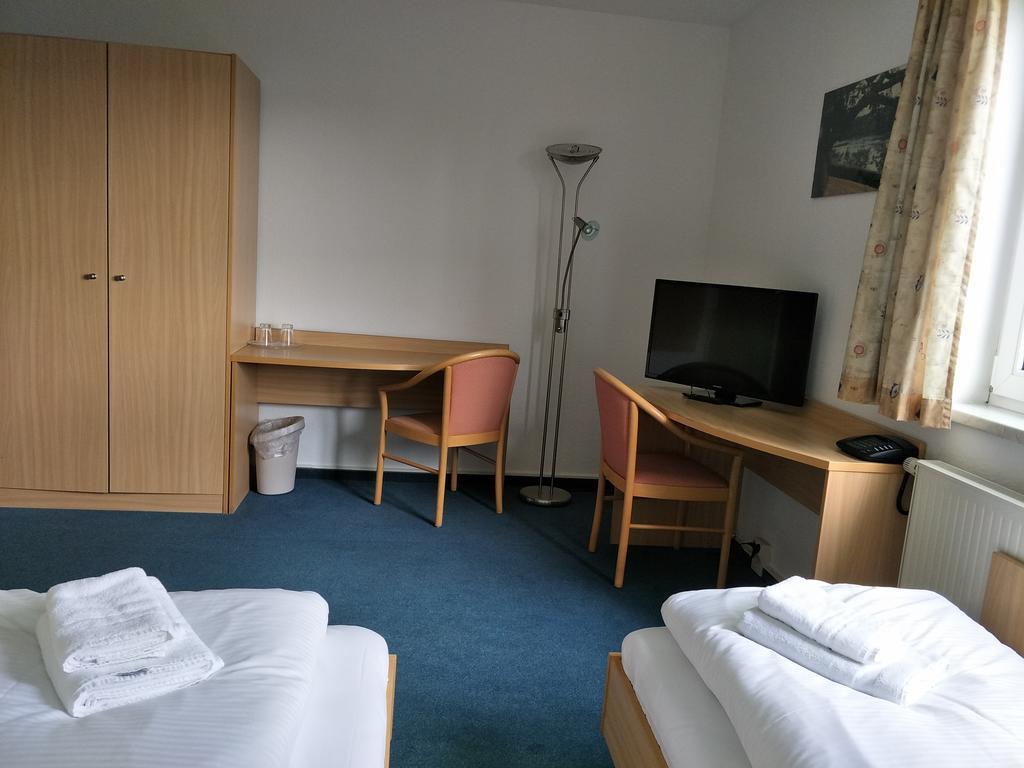 Hotel Zum Grünen Tor Hoppegarten Exterior foto