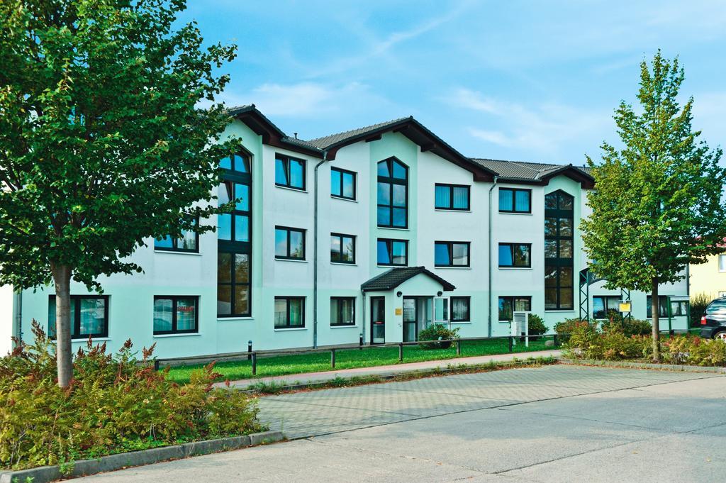 Hotel Zum Grünen Tor Hoppegarten Exterior foto
